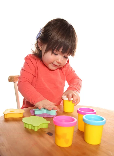 Kleinkind Mädchen spielt mit spielen doh — Stockfoto