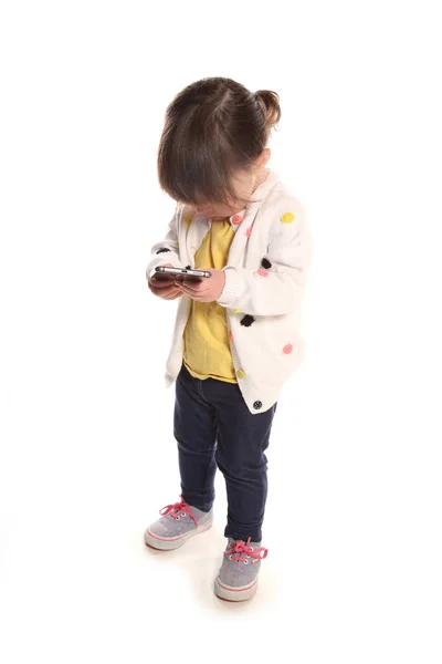 Двухлетний малыш играет на мобильном телефоне — стоковое фото