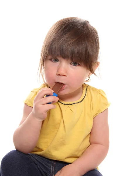 Dua tahun gadis tua makan cokelat — Stok Foto