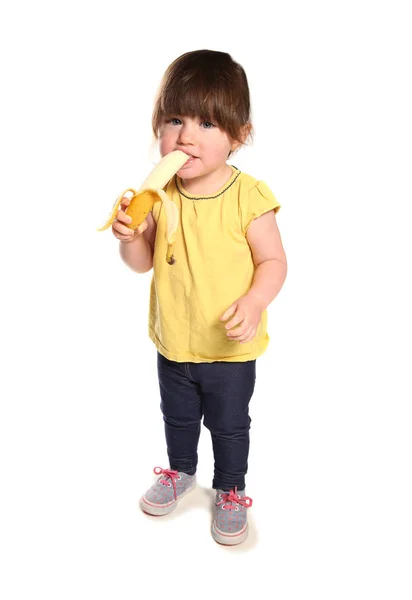 2-летний малыш ест банан — стоковое фото
