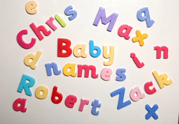 Детские имена, написанные буквами алфавита — стоковое фото