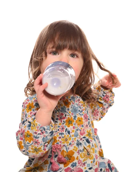 幼児の女の子がボトルからミルクを飲む — ストック写真