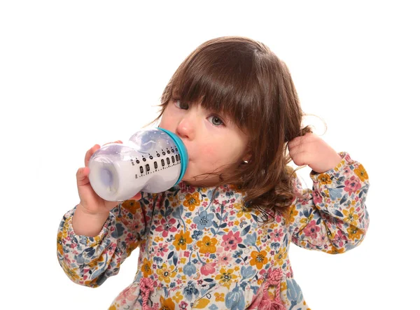 幼児の女の子がボトルからミルクを飲む — ストック写真