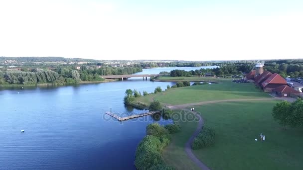 Milton Keynes - Volando sobre el lago — Vídeos de Stock