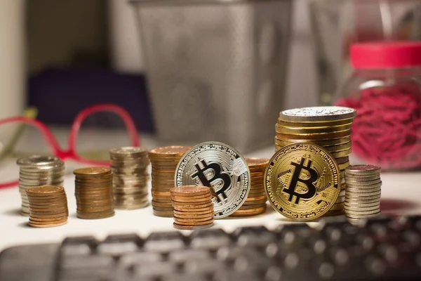 Bitcoins en la mesa — Foto de Stock