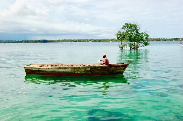 Hombre negro en el barco — Foto de Stock