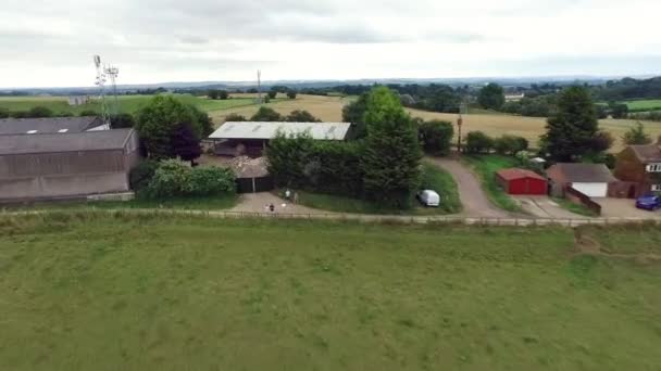 Volar sobre la granja — Vídeos de Stock