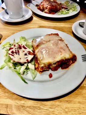 Lazanya plaka üzerinde