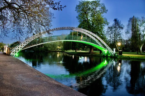 Pont vert la nuit — Photo
