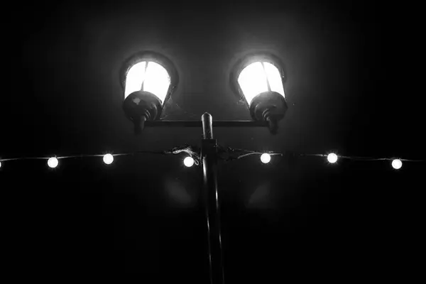 Dvě lampy v noci — Stock fotografie