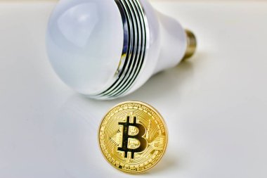 Büyük ampul ve bitcoin karşılığı