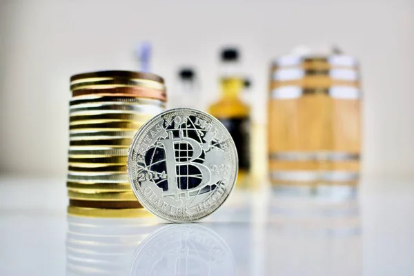 Mince stříbrné bitcoin s barel — Stock fotografie