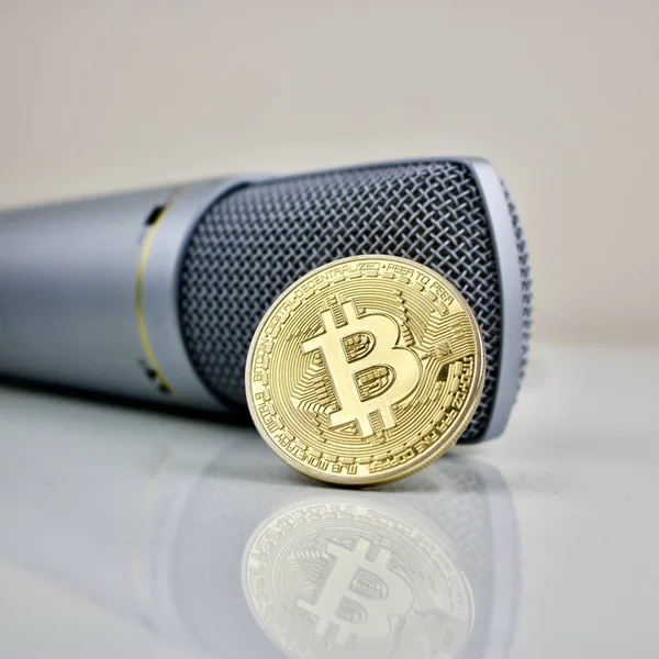 Altın bitcoin sikke ve mikrofon