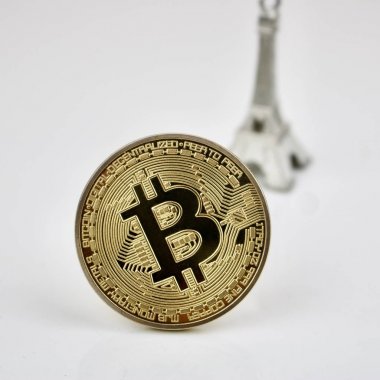 Altın bitcoin sikke ve gümüş tower