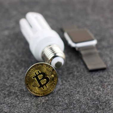 Bitcoin altın sikke ampul ve smartwatch