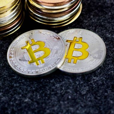 İki gümüş fiziksel bitcoins