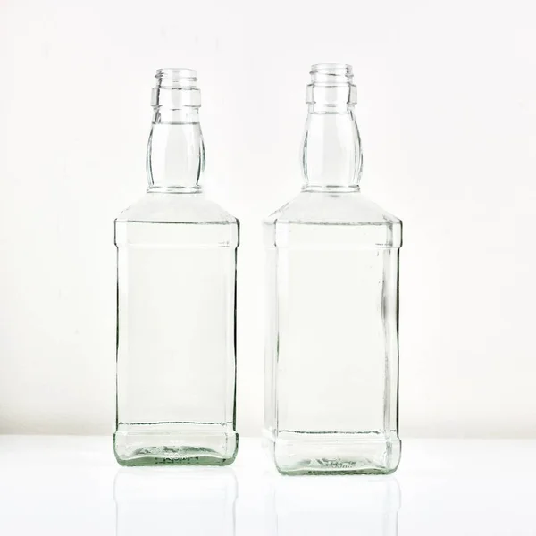 테이블에 두 개의 투명 한 병 — 스톡 사진