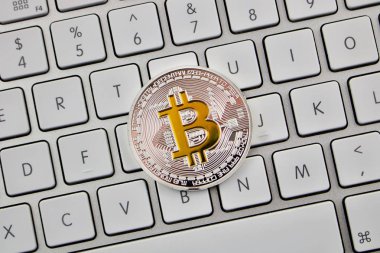 Bir gümüş bitcoin para üstünde belgili tanımlık klavye