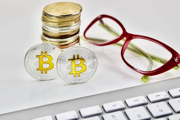 Bitcoin plata con gafas de color rosa —  Fotos de Stock