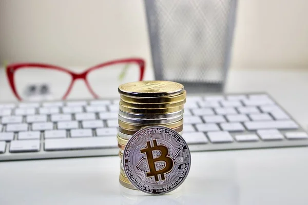 Concepto rosa - bitcoin de plata, gafas, teclado blanco —  Fotos de Stock