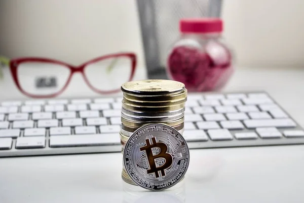 Bitcoin de plata - concepto rosa —  Fotos de Stock