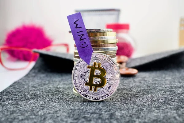 Ganar Bitcoin moneda criptomoneda de plata —  Fotos de Stock