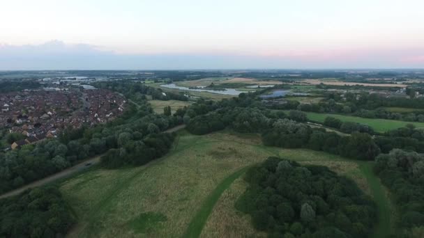 Volar sobre el parque en Bedford — Vídeo de stock