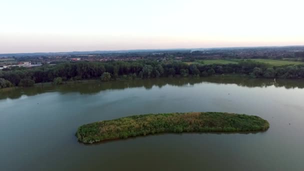 Vliegen over het meer — Stockvideo