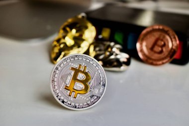 Gümüş bitcoin sikke maskesi kavramı