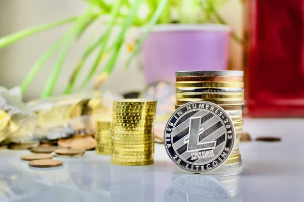 Физические монеты Litecoin — стоковое фото