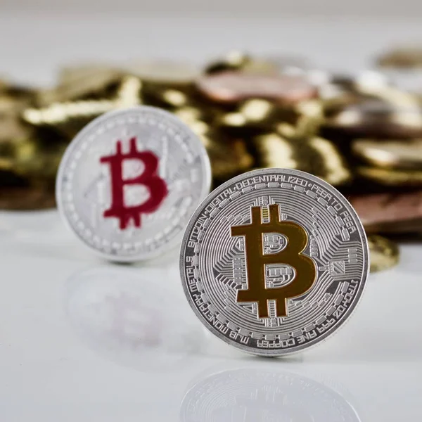 Žlutá a růžová bitcoin mince — Stock fotografie