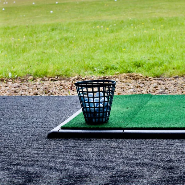 Golfbälle im Plastikkorb — Stockfoto