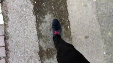 Patika üzerinde yürüyen adam