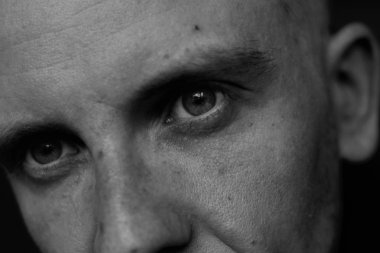 Üzgün adam siyah sahnesinde