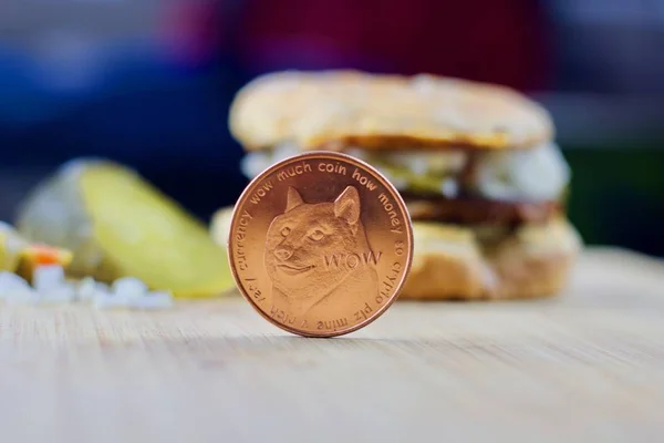 Dogecoin madeni para ve hamburger yemek — Stok fotoğraf