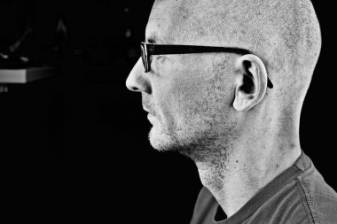 Beyaz adam gözlük var