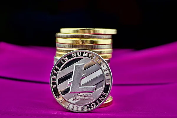 Физические монеты Litecoin — стоковое фото