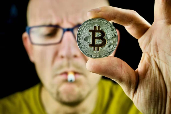Gümüş bitcoin para ile sarı tshirt erkeklerde