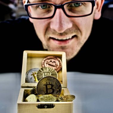 Altın bitcoin madeni para ve adam gözlük