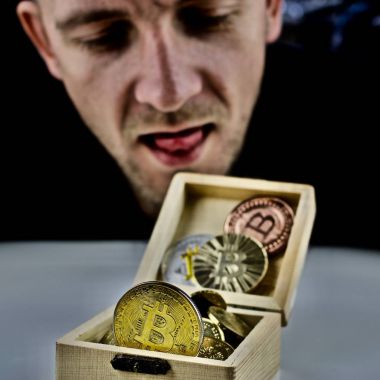 Adam ve fiziksel bitcoins kutusuyla