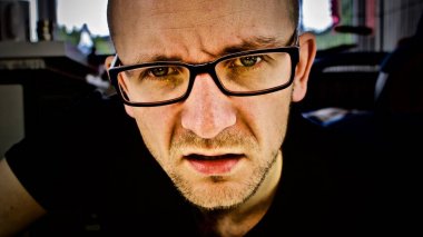 Genç adam mavi gözlük