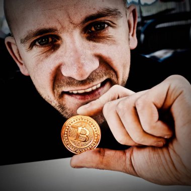 Altın bir fiziksel bitcoin ile genç adam