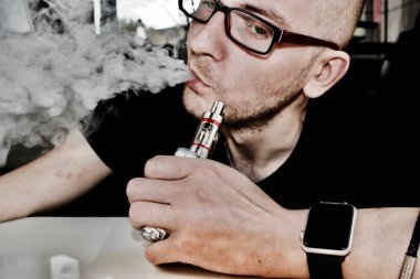 Genç adam vaping
