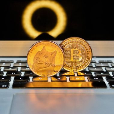 Altın bitcoin ve dogecoin