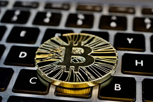 Altın bitcoin para üstünde belgili tanımlık klavye