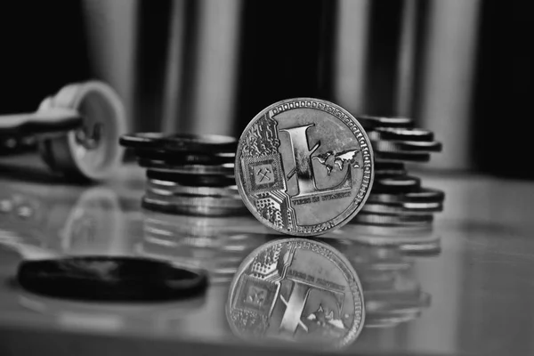 Stříbrná mince fyzické Litecoin — Stock fotografie