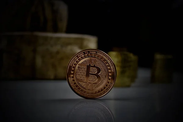 Латунь bitcoin монета — стокове фото