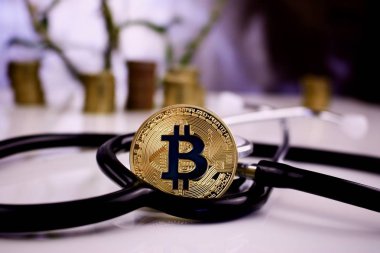 Altın bitcoin para - steteskop kavramı