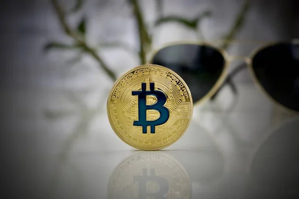 Altın bitcoin madeni para, altın gözlük