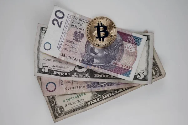 Bitcoin versus conceito de dinheiro real — Fotografia de Stock